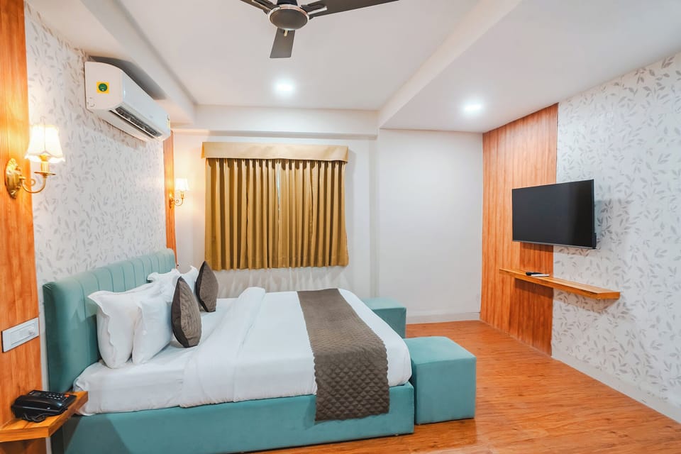 Egyptian cotton sheets, premium bedding, desk, WiFi (free)