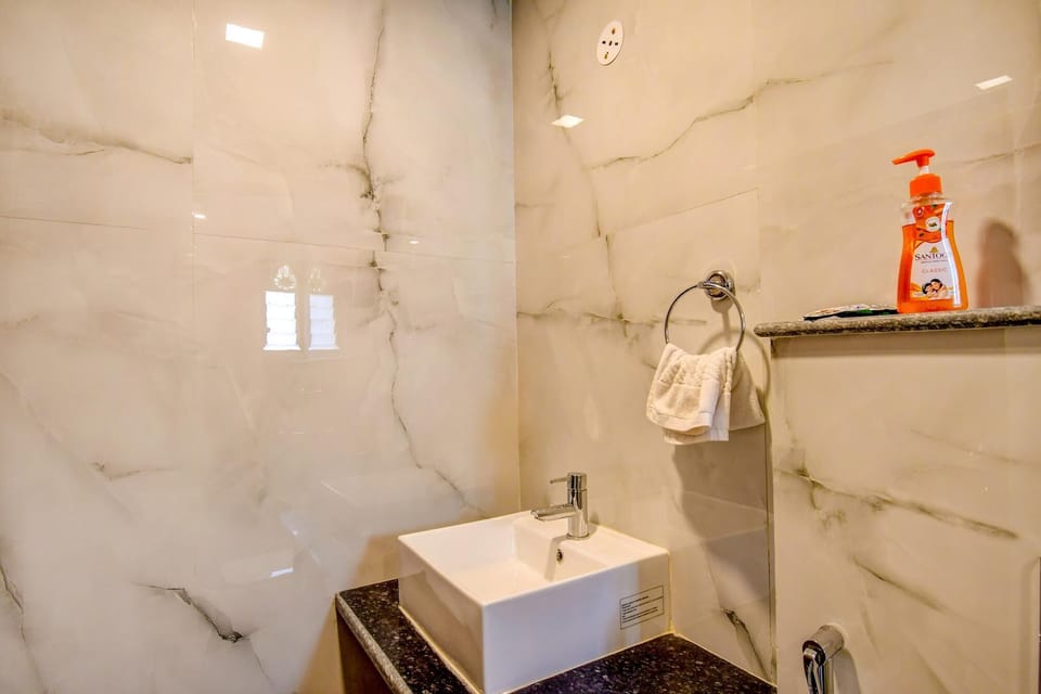 Shower, free toiletries, towels, toilet paper