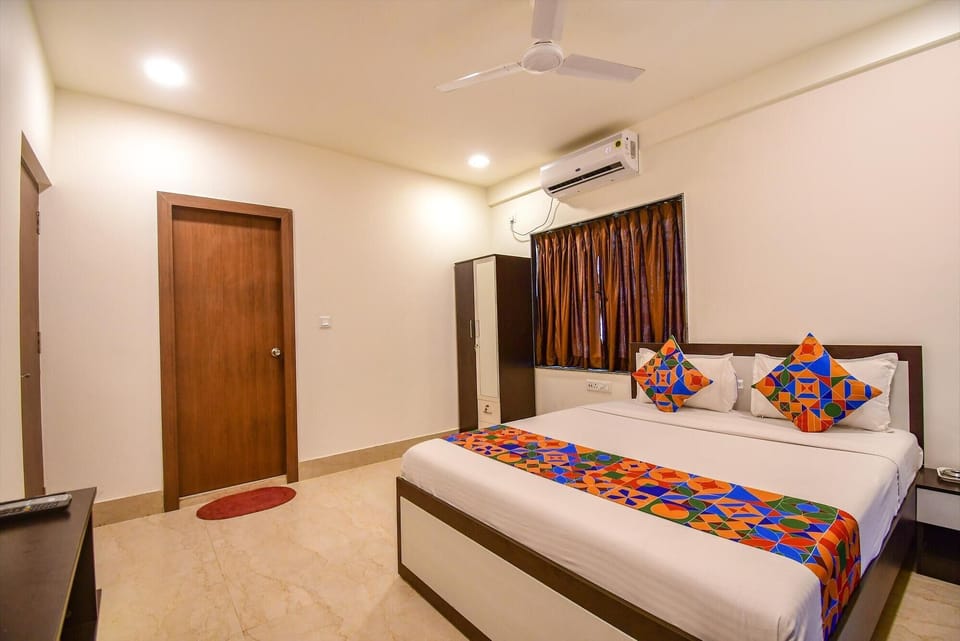 Deluxe Room | Egyptian cotton sheets, premium bedding, desk, WiFi (free)