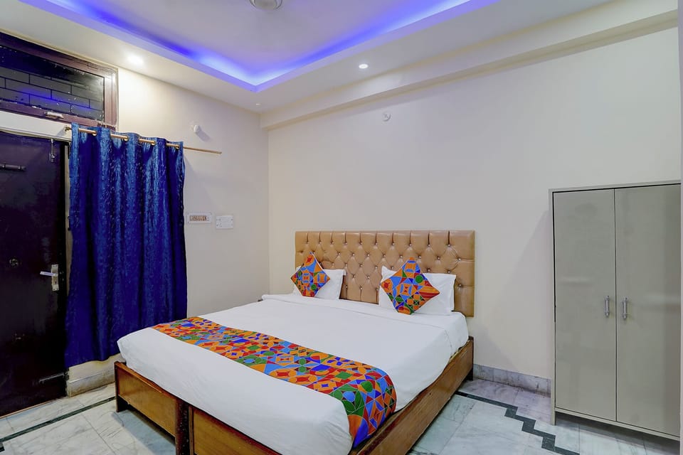 Egyptian cotton sheets, premium bedding, in-room safe, desk