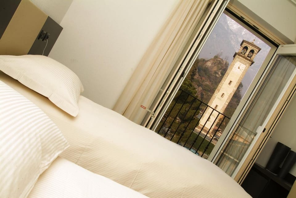 Desk, soundproofing, free cribs/infant beds, free WiFi