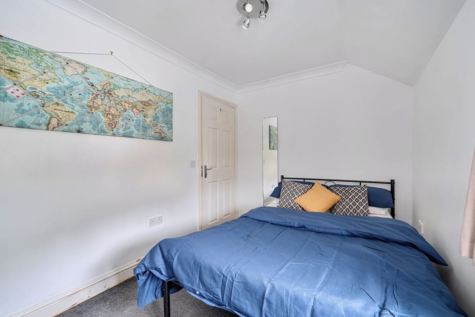 3 bedrooms, iron/ironing board, bed sheets