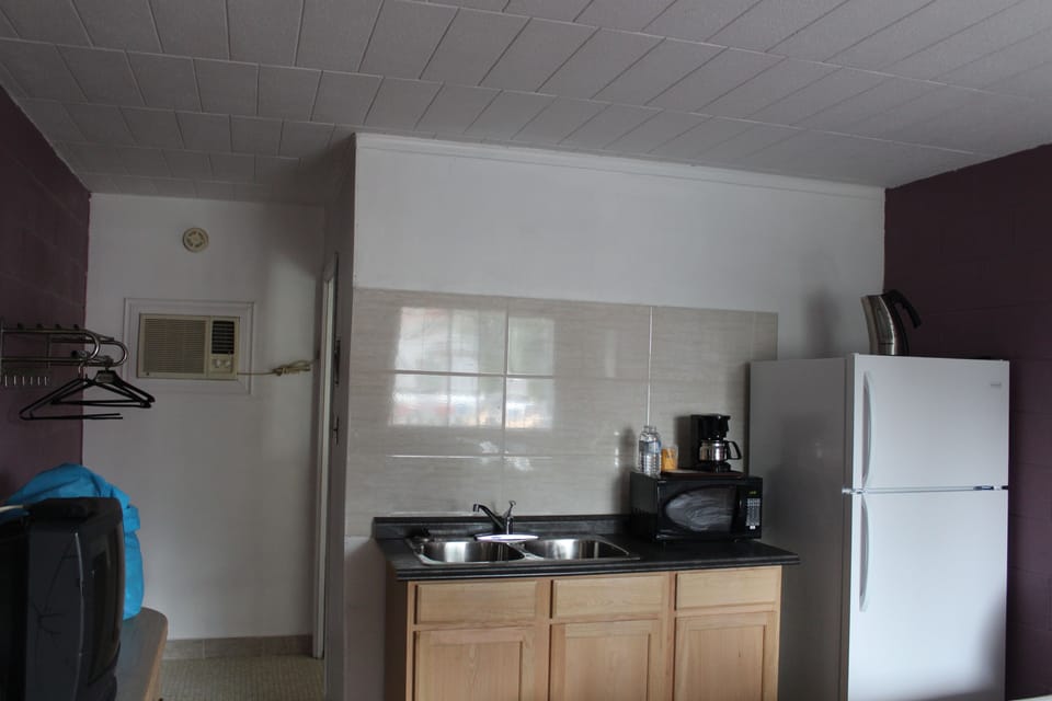 Standard Room, 1 Queen Bed | Private kitchenette | Fridge, microwave, coffee/tea maker