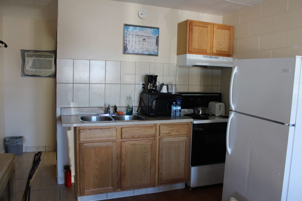 Standard Room, 1 Queen Bed | Private kitchen | Fridge, microwave, coffee/tea maker