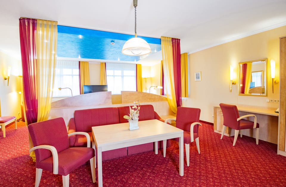 Junior Suite | Premium bedding, desk, blackout drapes, WiFi (free)