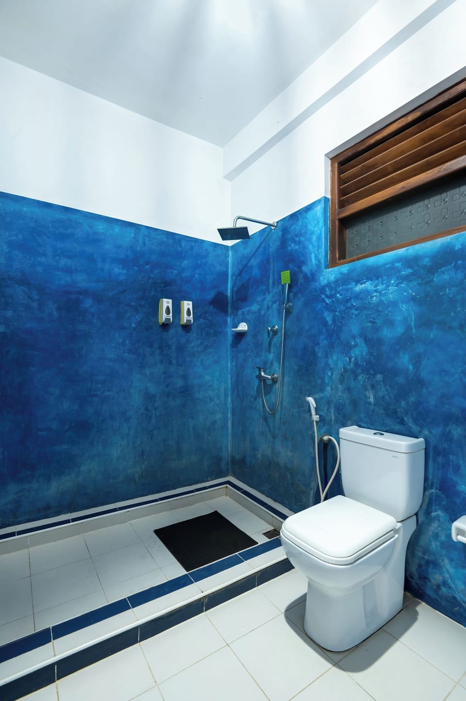 Deluxe Double Room | Bathroom | Shower, rainfall showerhead, free toiletries, hair dryer