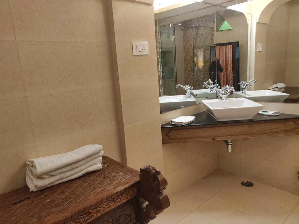 Super Deluxe Room | Bathroom | Combined shower/tub, free toiletries, hair dryer, towels