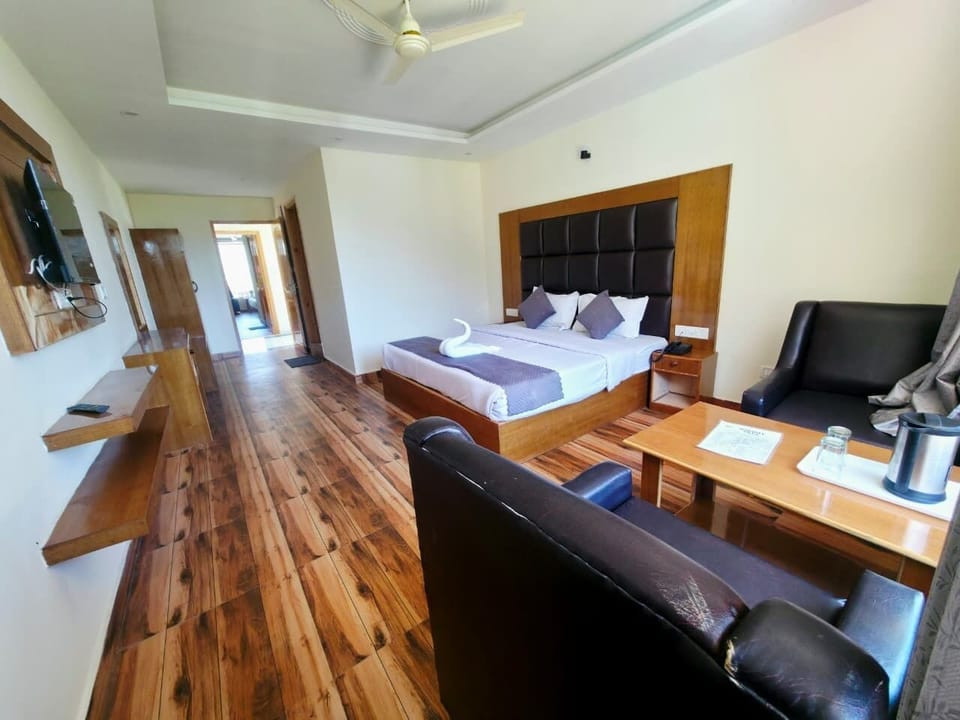 Deluxe Room | Rollaway beds (surcharge), bed sheets