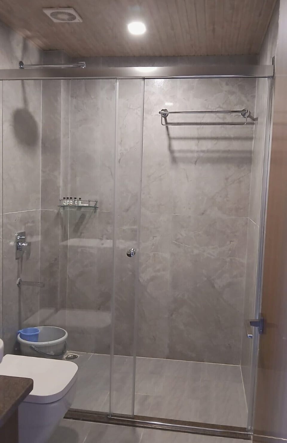 Deluxe Room, Balcony, Pool View | Bathroom | Slippers