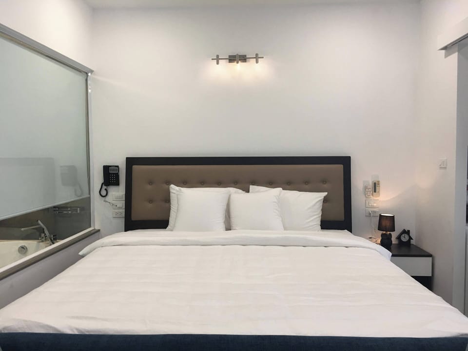 Luxury Double Room, 1 King Bed, Ocean View, Sea Facing | WiFi (free)