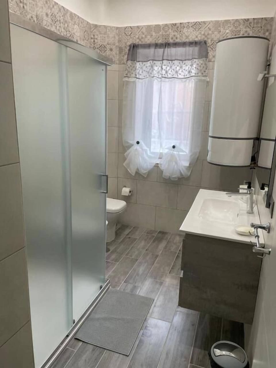 Deluxe Double Room | Bathroom | Shower, hair dryer, towels, toilet paper