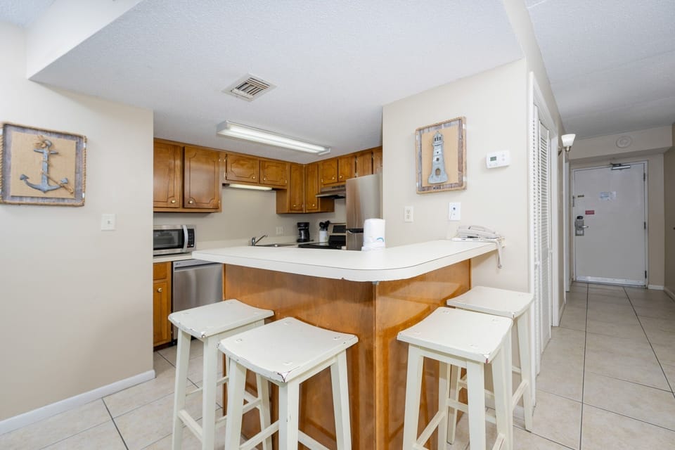 Condo, 2 Bedrooms | Living area