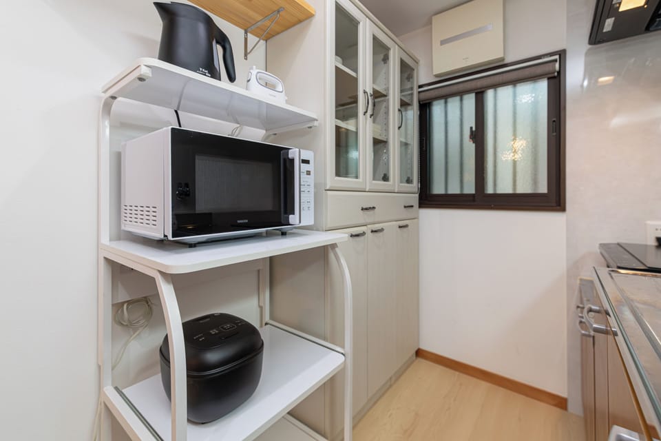 Family House, 2 Bedrooms, Non Smoking, Kitchen | Private kitchen | Full-size fridge, microwave, stovetop, rice cooker