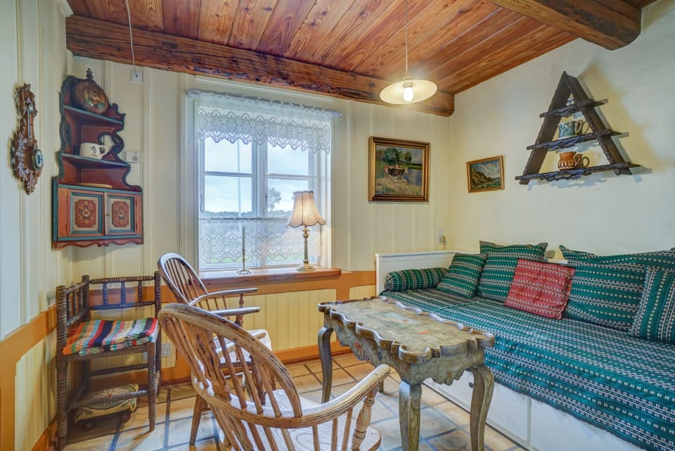 Room, Multiple Beds | Living area