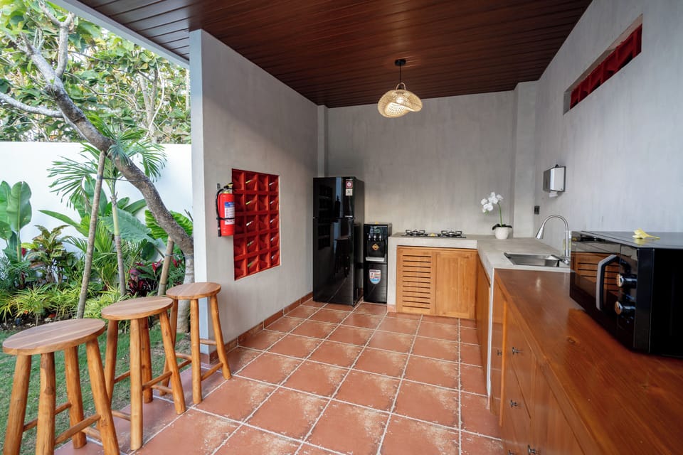 Full-size fridge, microwave, oven, stovetop