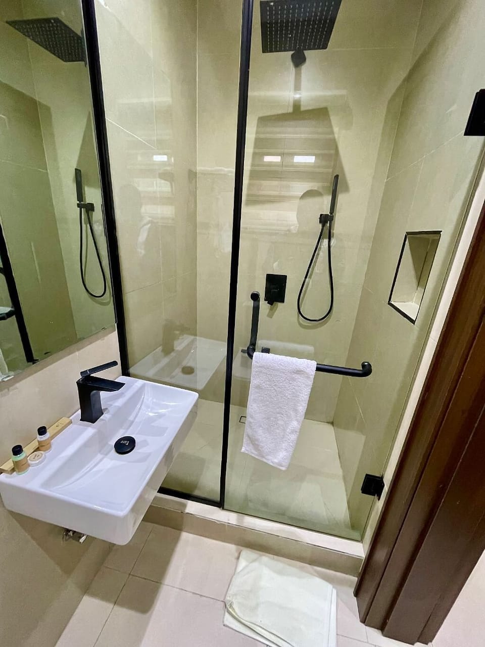 Classic Room | Bathroom | Shower, free toiletries, towels, soap