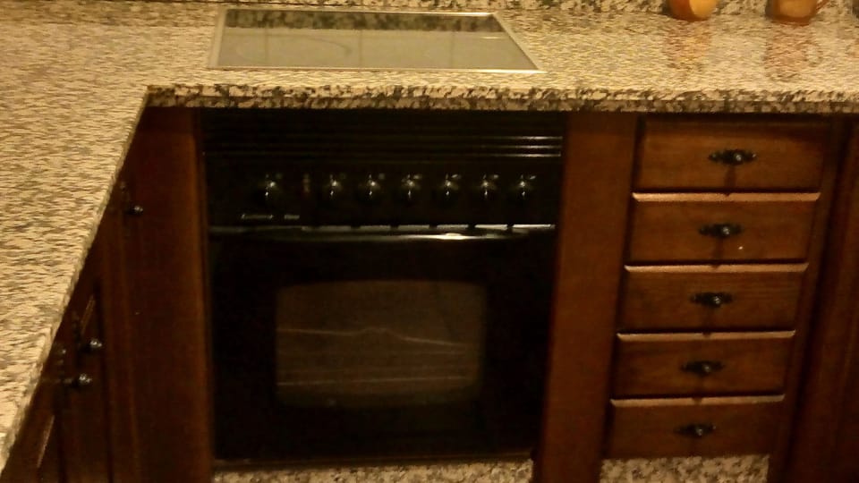 Business House, 2 Bedrooms (Tomillo) | Private kitchen | Full-size fridge, microwave, oven, stovetop