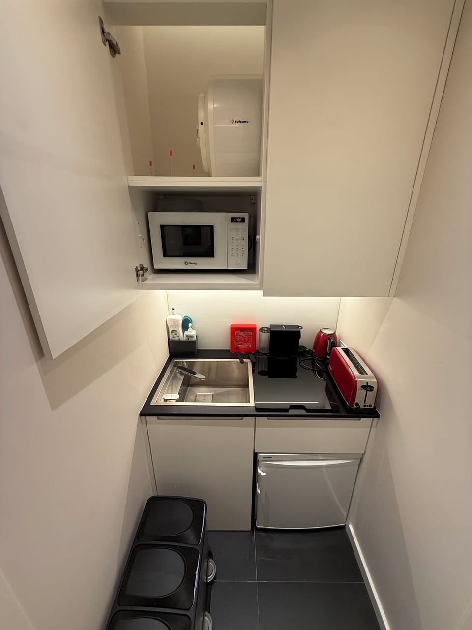 Microwave, cookware/dishes/utensils