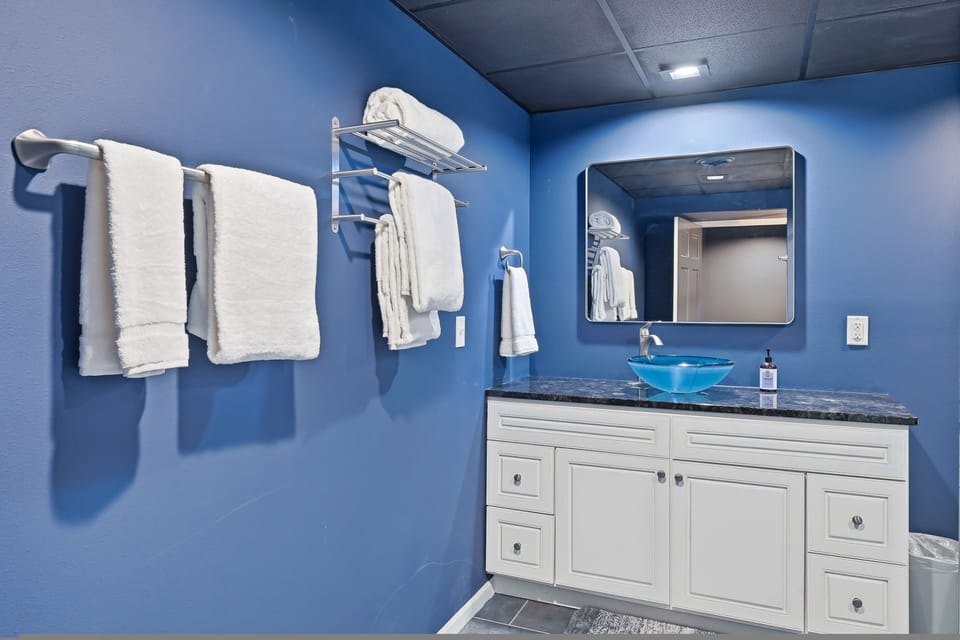 14 Mile Lodge I Hot Tub I Bar I Sleeps 10 House in Wisconsin