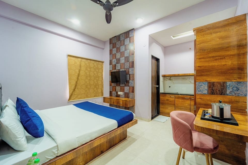 Deluxe Double Room | Iron/ironing board, WiFi (free), bed sheets