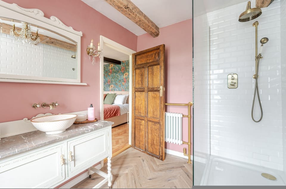 1641 Historic Farmhouse Sleeps 16 Bath Bristol House in Bristol