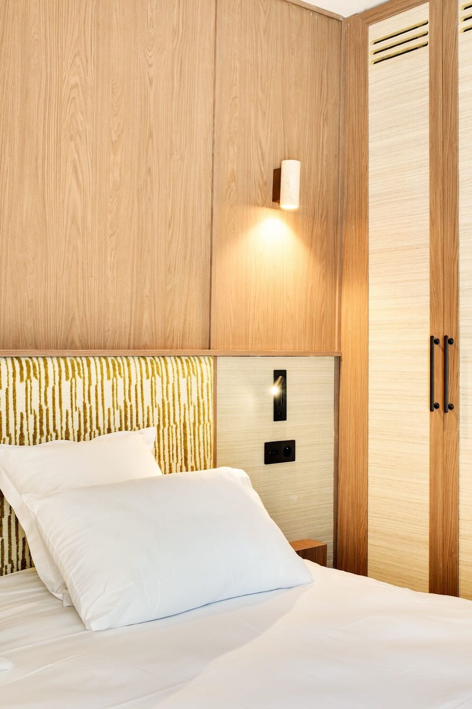 Deluxe Double Room | In-room safe, blackout drapes, iron/ironing board, WiFi (free)