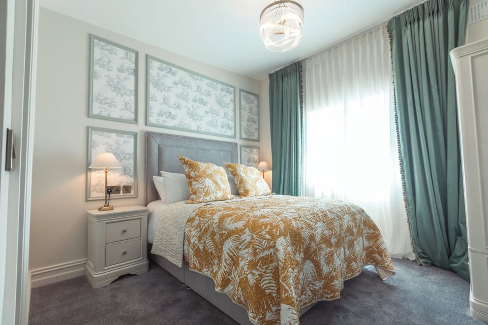 Deluxe Double Room, Ensuite | Iron/ironing board, WiFi (free), bed sheets