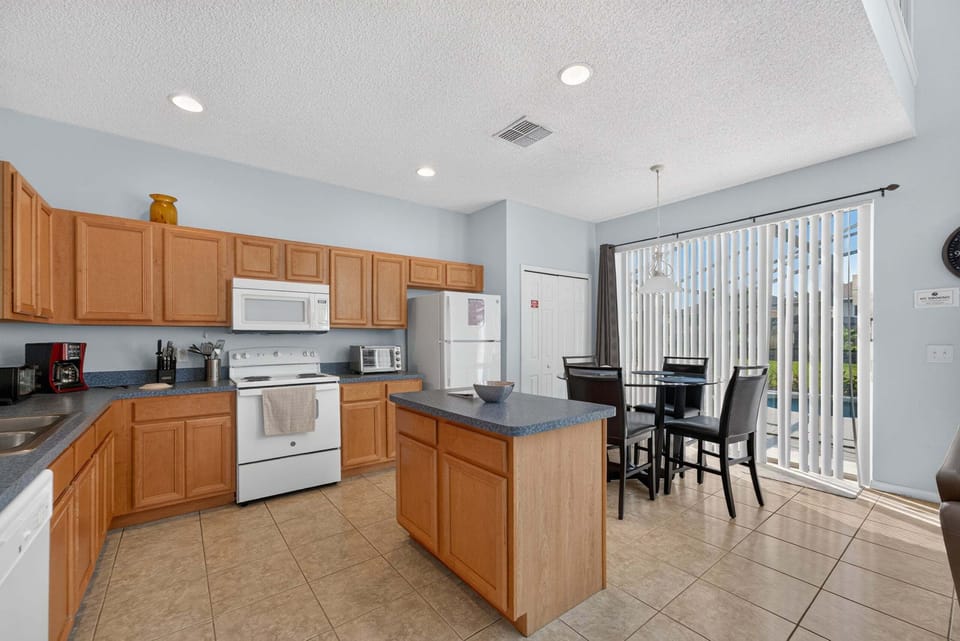 House, Multiple Beds, Pool View (Emerald Magic Retreat) | Private kitchen