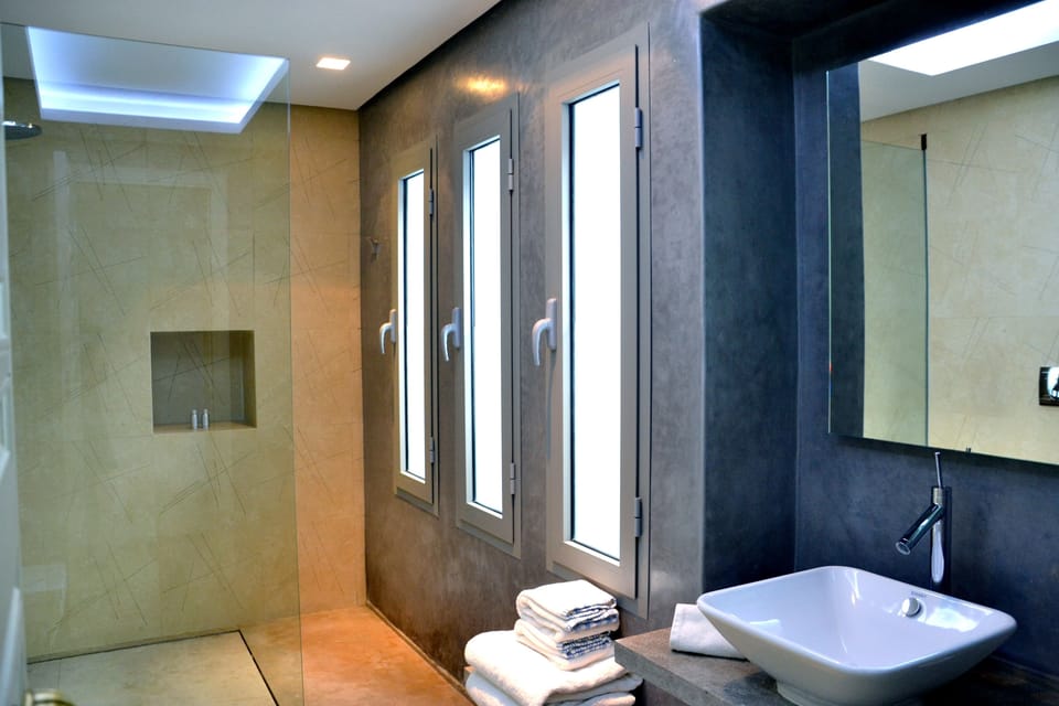 Standard Room | Bathroom | Designer toiletries, hair dryer, bathrobes, slippers