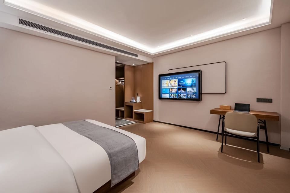 Classic Double Room | Desk, laptop workspace, WiFi (free), bed sheets
