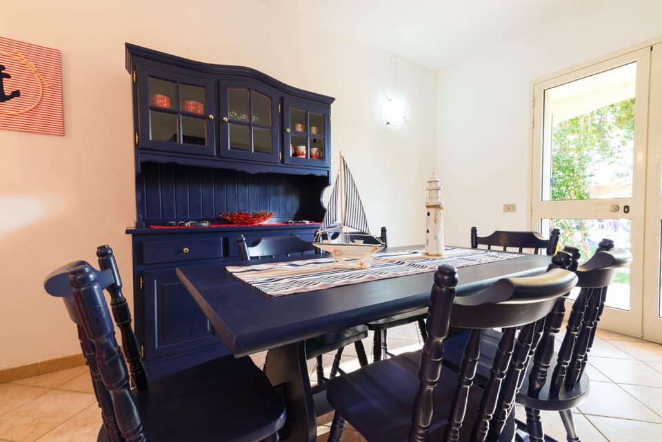 Full-size fridge, microwave, stovetop, toaster