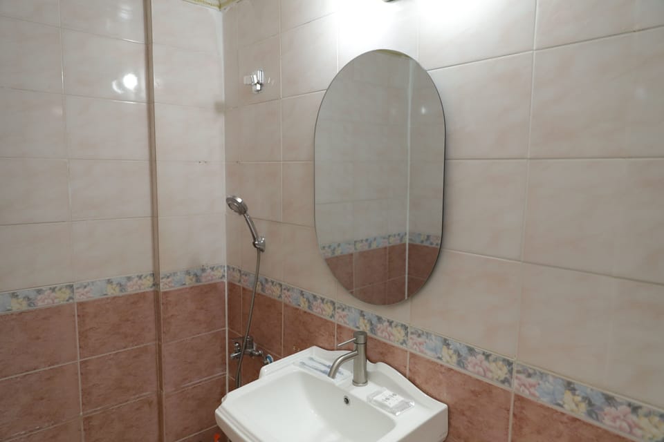 Classic Twin Room | Bathroom | Shower, hair dryer, towels, soap
