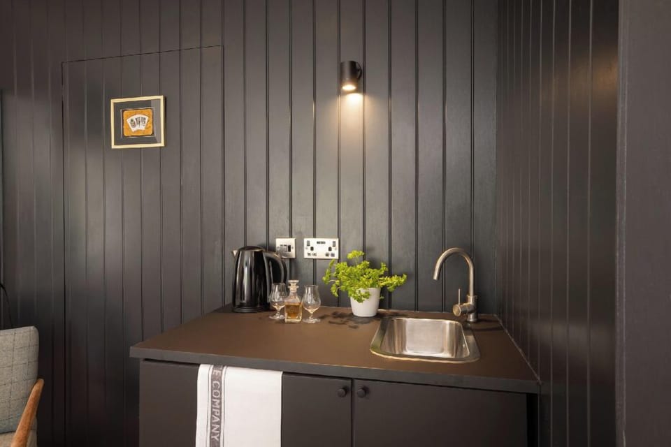 Twin Room (Steading2) | Private kitchen | Electric kettle, dining tables