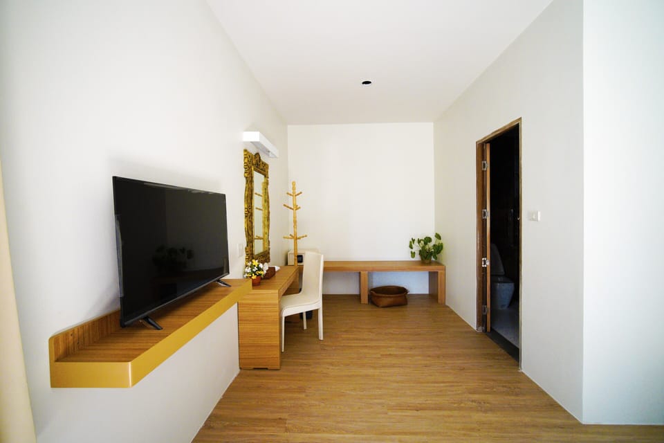 Deluxe Family Room | In-room safe, desk, cribs (free), WiFi (free)