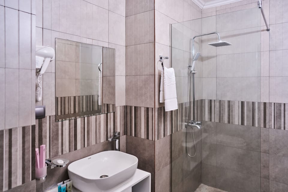 Deluxe Double Room, Balcony, City View | Bathroom | Shower, free toiletries, hair dryer, slippers