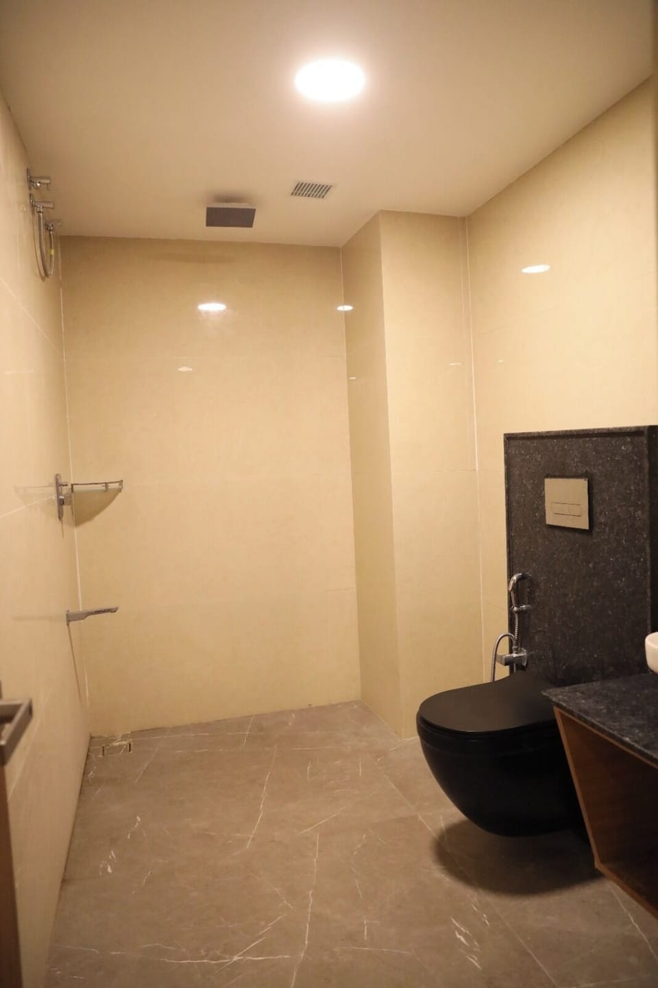 Family Suite | Bathroom | Shower, towels, soap, shampoo