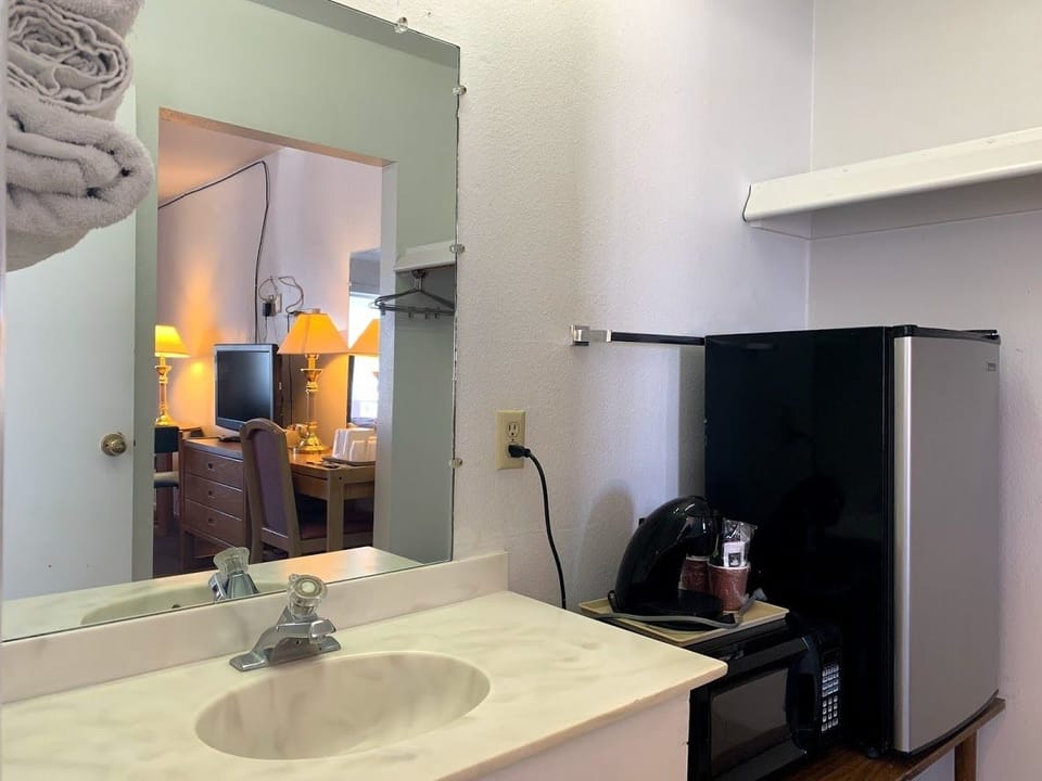 Combined shower/tub, free toiletries, towels