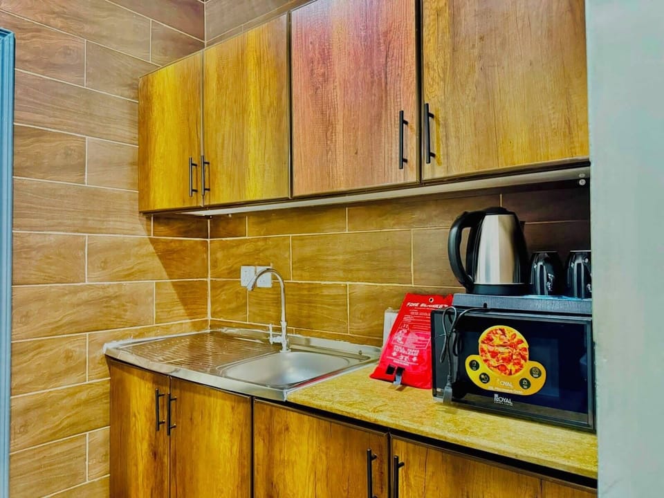 Deluxe Duplex, City View | Private kitchen