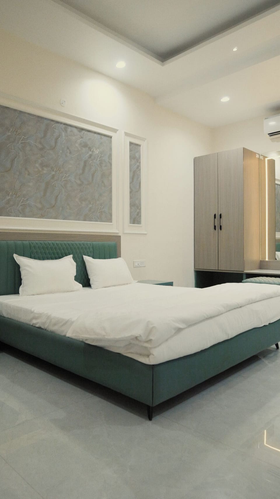 Executive Room | Desk