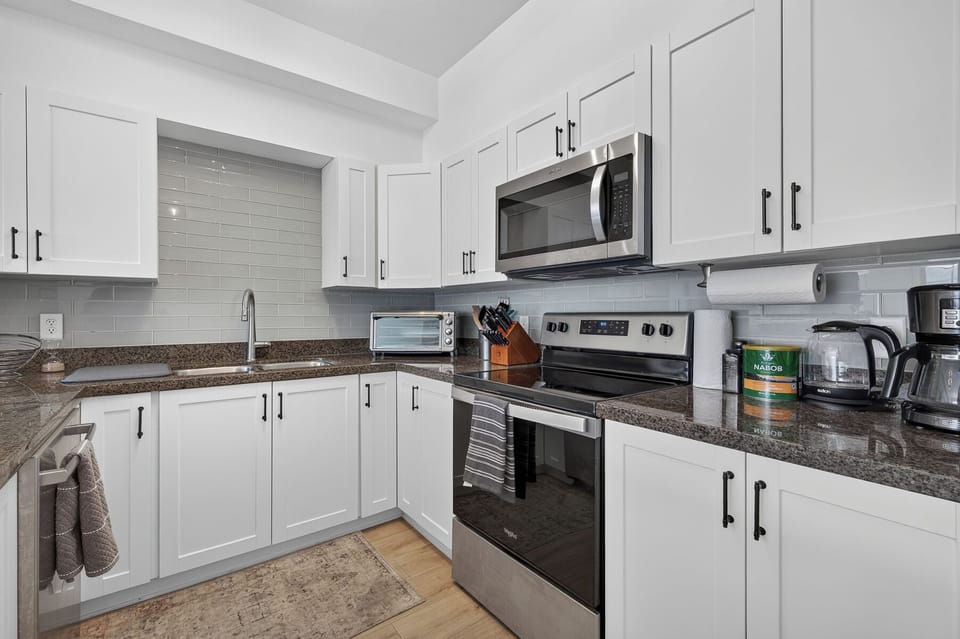 Apartment, 2 Bedrooms, Pool Access, Mountain View | Private kitchen | Full-size fridge, microwave, oven, stovetop