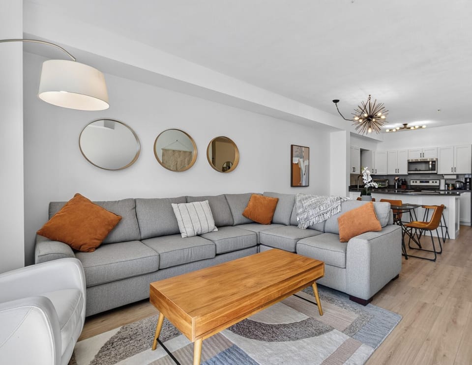 Apartment, 2 Bedrooms, Pool Access, Mountain View | Living area