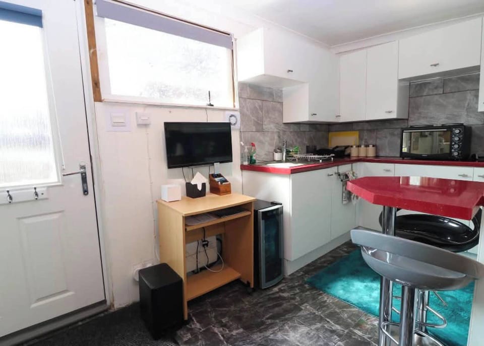 Mini-fridge, microwave, oven, stovetop