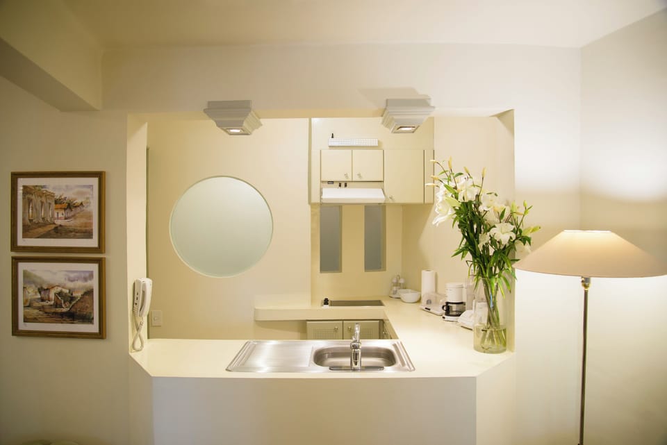 Suite (Suite 6) | Private kitchen | Mini-fridge, microwave, stovetop, espresso maker