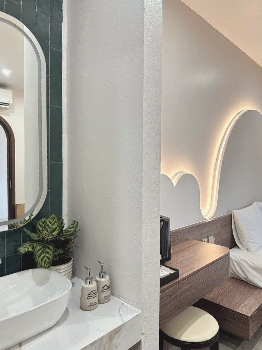 Deluxe Double Room | Bathroom | Shower, free toiletries, hair dryer, towels