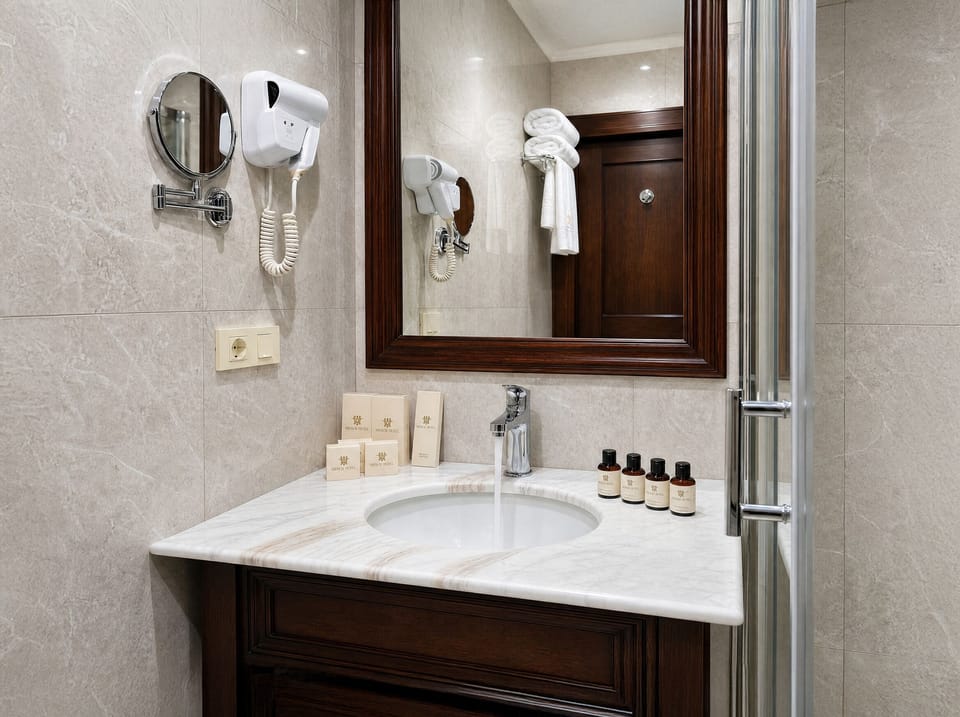 Shower, hydromassage showerhead, free toiletries, hair dryer