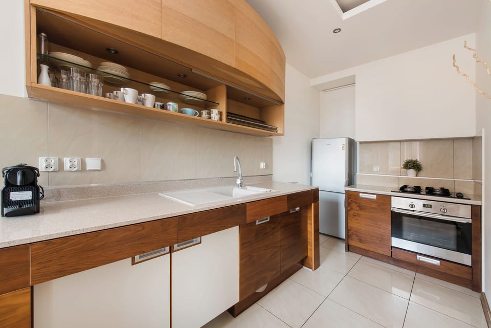 Apartment (21) | Private kitchen | Fridge, stovetop, electric kettle, cookware/dishes/utensils