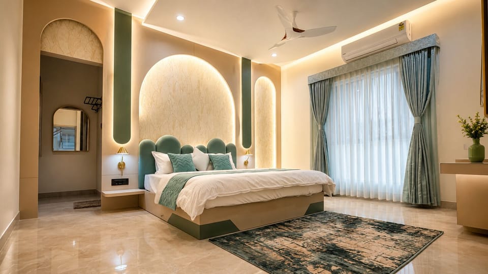 Executive Suite | Desk, laptop workspace, WiFi (free)