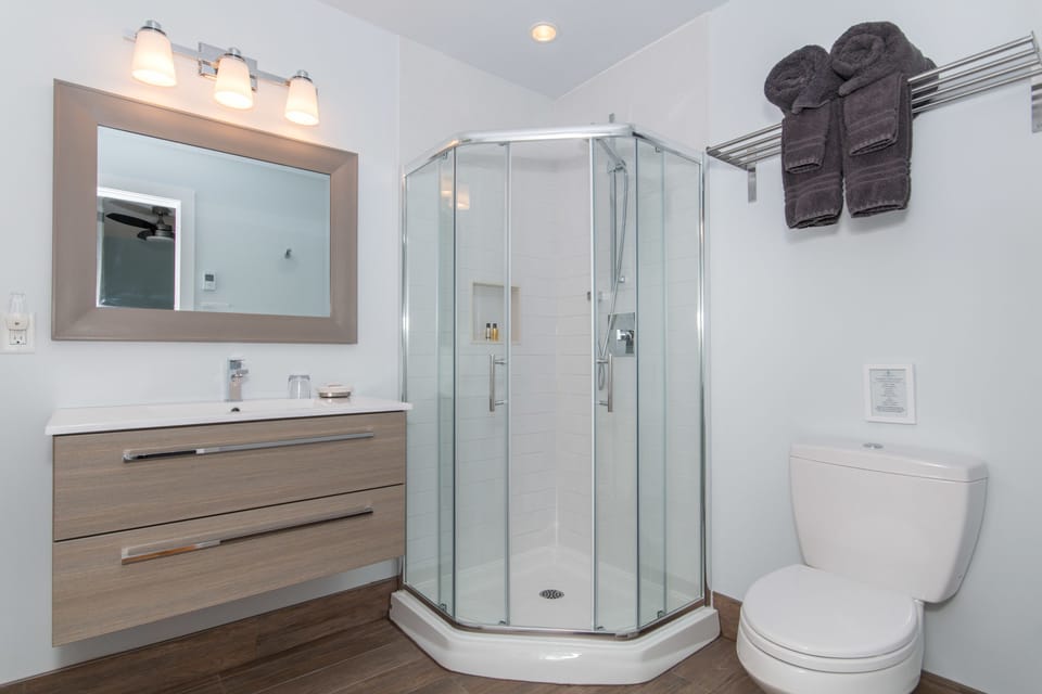 Deluxe Suite, 1 King Bed, Balcony | Bathroom | Designer toiletries, hair dryer, bathrobes, slippers