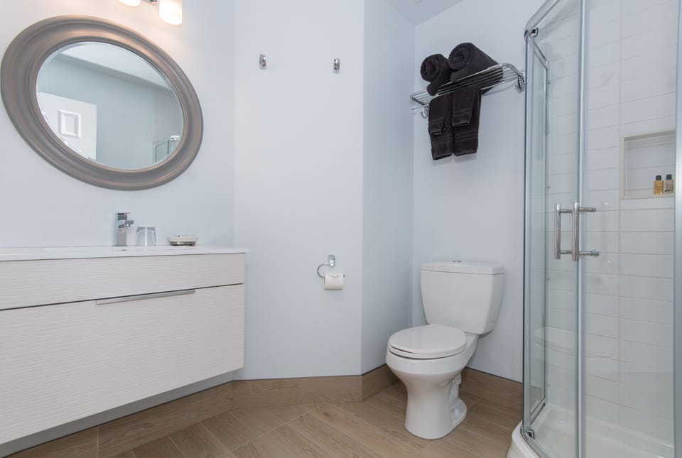 Deluxe Suite, 1 Queen Bed, Balcony, Mountain View | Bathroom | Designer toiletries, hair dryer, bathrobes, slippers