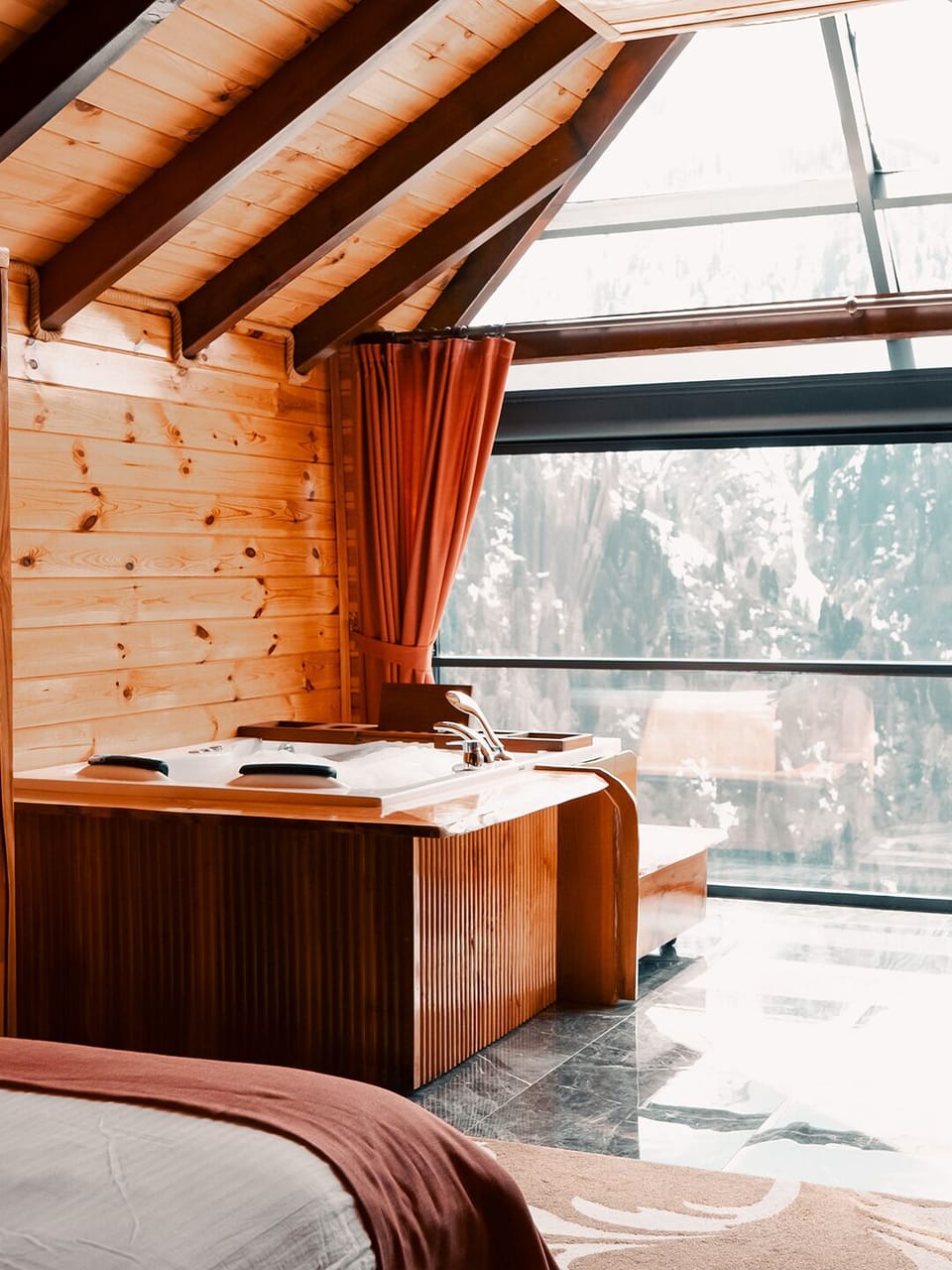 Deluxe Suite, Mountain View | Blackout drapes, soundproofing, WiFi (free)